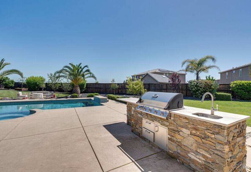 Luxe Roseville Home W/ Pool & Hot Tub!