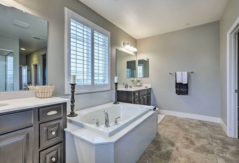 Luxe Roseville Home W/ Pool & Hot Tub!