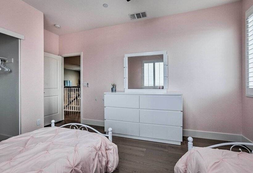 Luxe Roseville Home W/ Pool & Hot Tub!