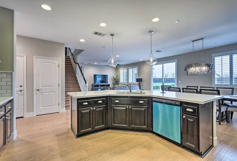 Luxe Roseville Home W/ Pool & Hot Tub!