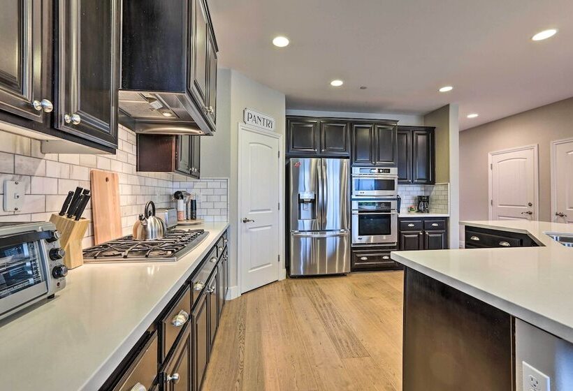 Luxe Roseville Home W/ Pool & Hot Tub!