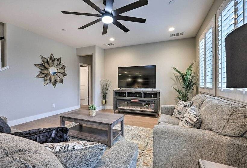 Luxe Roseville Home W/ Pool & Hot Tub!