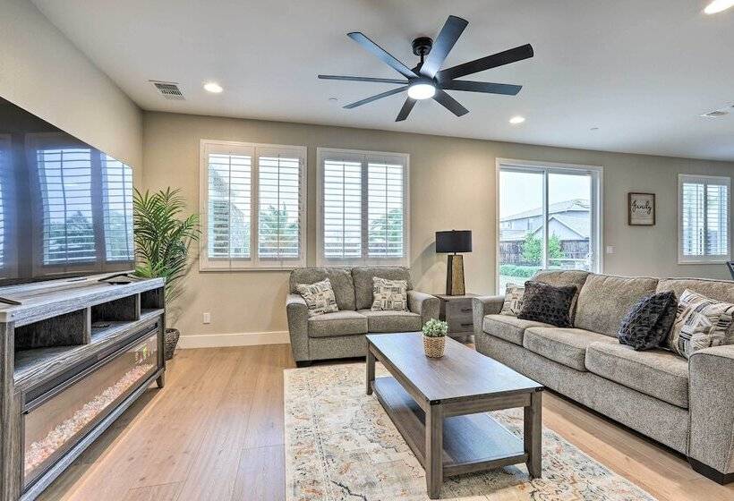 Luxe Roseville Home W/ Pool & Hot Tub!