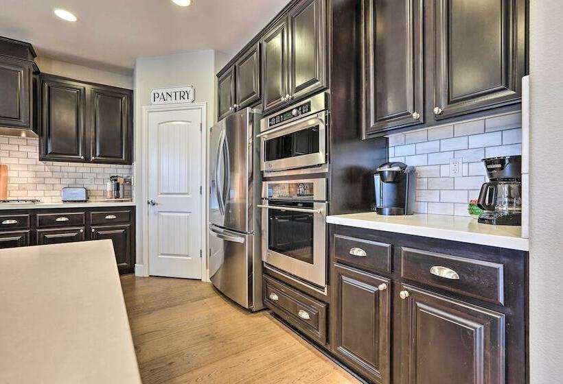 Luxe Roseville Home W/ Pool & Hot Tub!