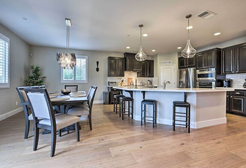 Luxe Roseville Home W/ Pool & Hot Tub!