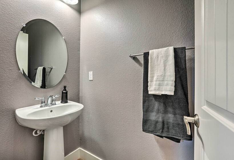 Luxe Roseville Home W/ Pool & Hot Tub!