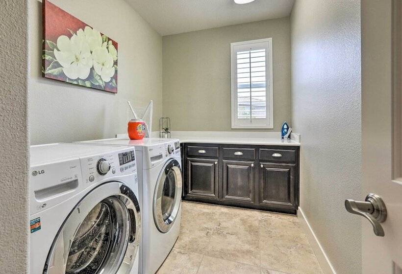 Luxe Roseville Home W/ Pool & Hot Tub!