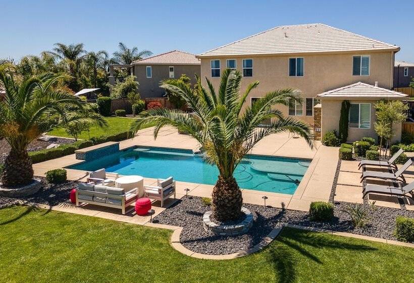 Luxe Roseville Home W/ Pool & Hot Tub!