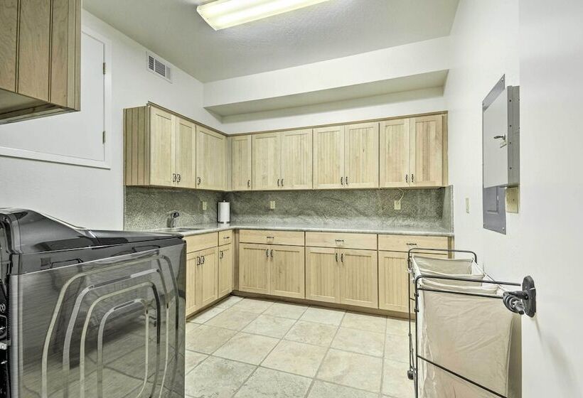 2 Mi To Dtwn: Arnold Cabin W/ Fire Pit & Deck!