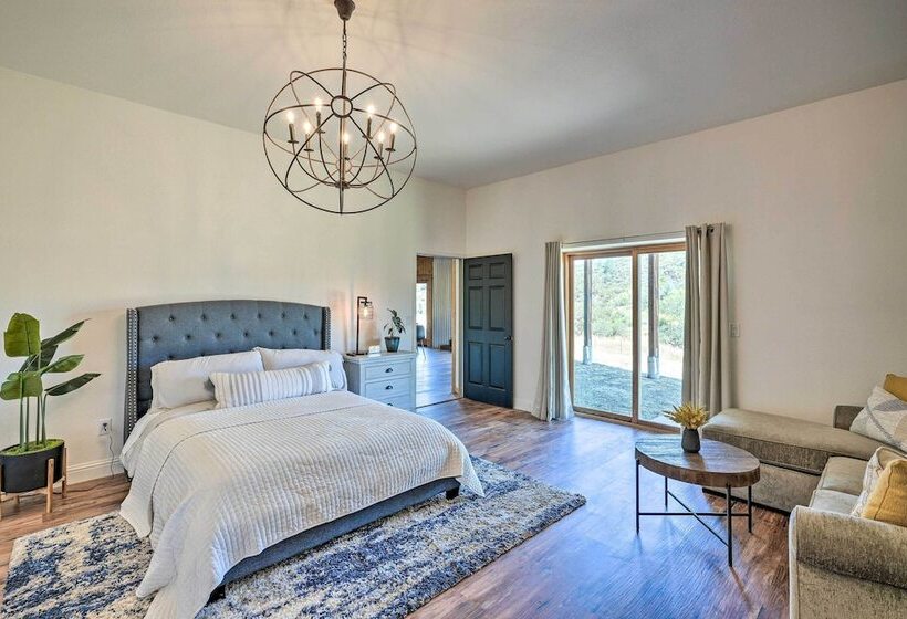 Theater + Scenic Views: Valley Springs Cabin!