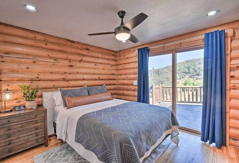 Theater + Scenic Views: Valley Springs Cabin!