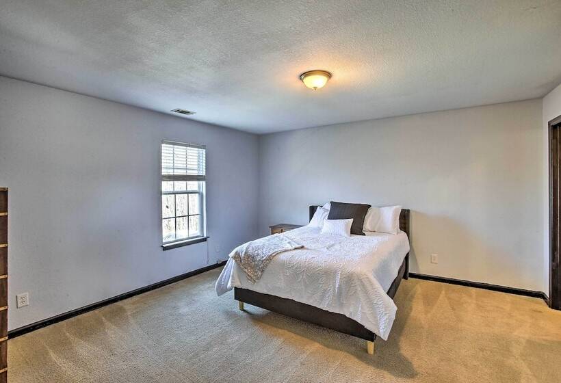 Luxury Scottsville Retreat On 10 Acres!