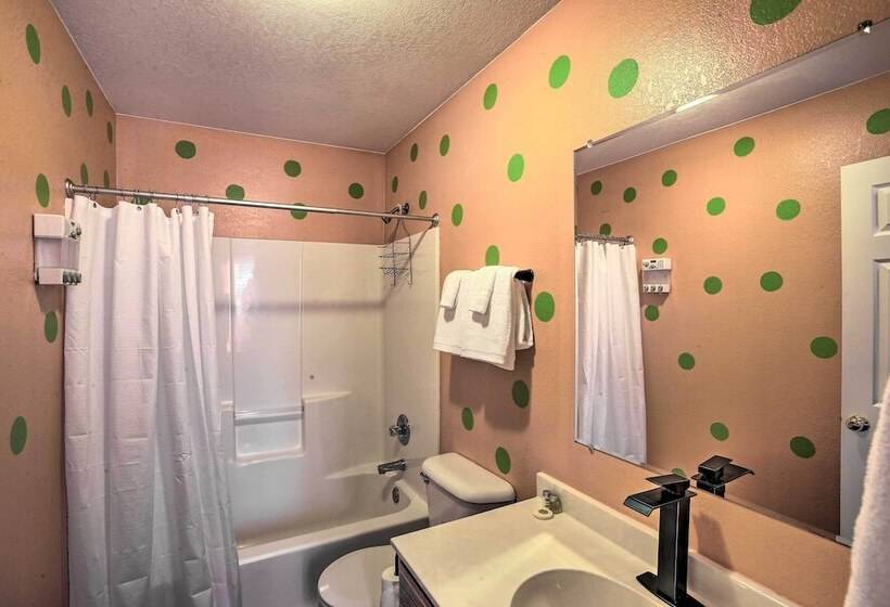 Luxury Scottsville Retreat On 10 Acres!