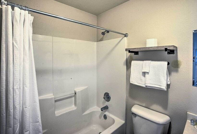 Luxury Scottsville Retreat On 10 Acres!