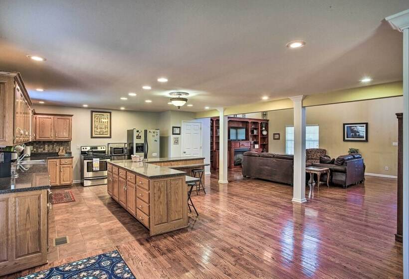 Luxury Scottsville Retreat On 10 Acres!