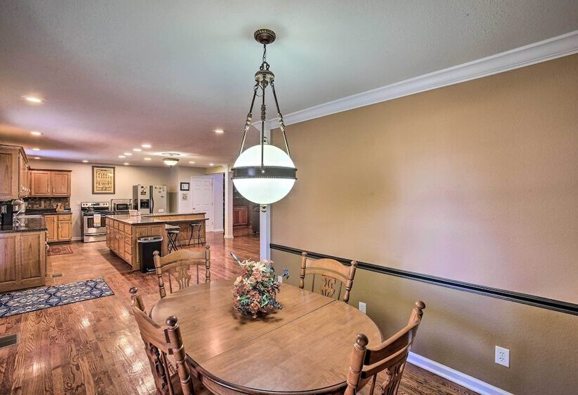 Luxury Scottsville Retreat On 10 Acres!