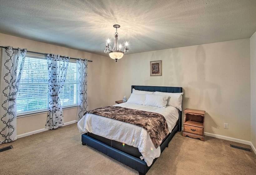 Luxury Scottsville Retreat On 10 Acres!