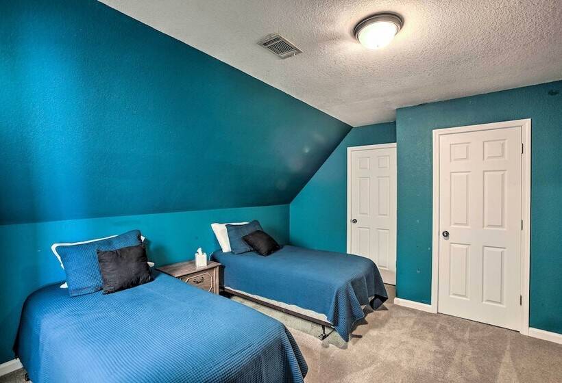 Luxury Scottsville Retreat On 10 Acres!