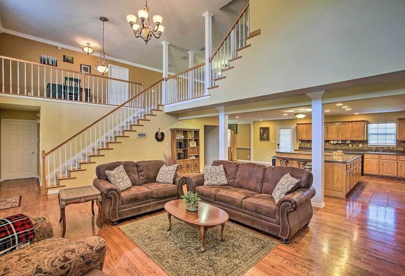 Luxury Scottsville Retreat On 10 Acres!