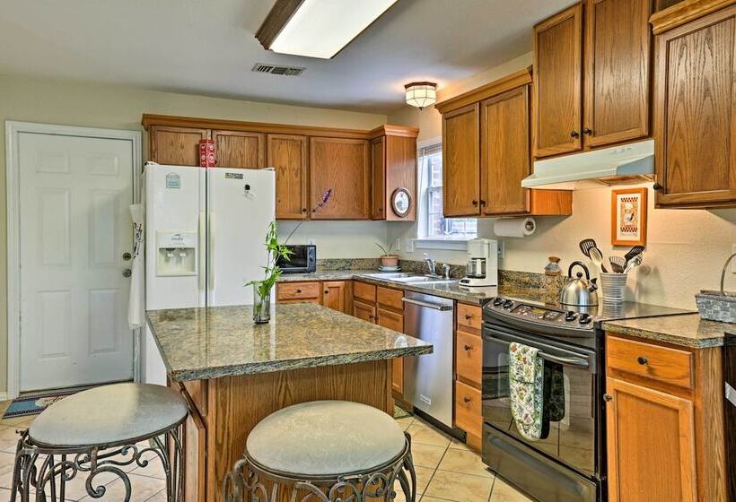 2 Mi To Lake Mcqueeny: Gem W/ Covered Patio