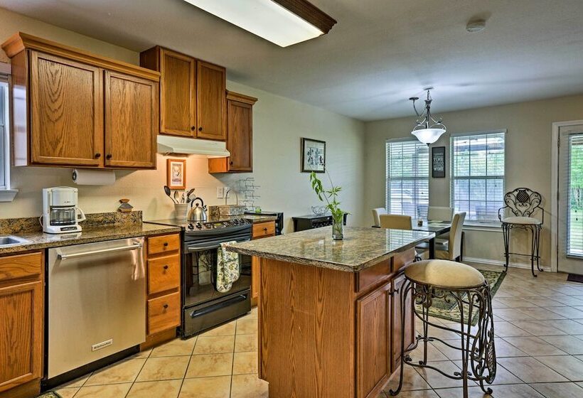 2 Mi To Lake Mcqueeny: Gem W/ Covered Patio