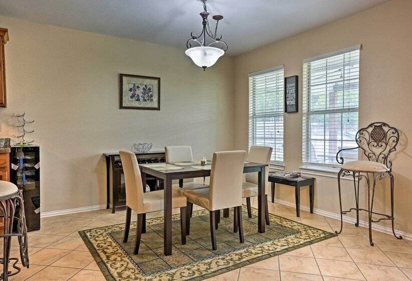 2 Mi To Lake Mcqueeny: Gem W/ Covered Patio