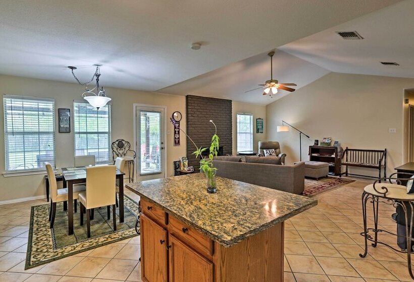 2 Mi To Lake Mcqueeny: Gem W/ Covered Patio