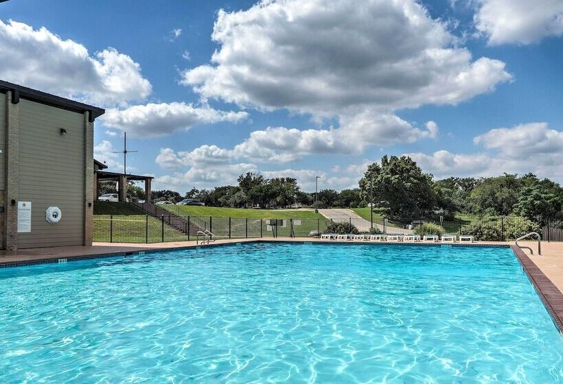 Modern Lago Vista Home W/ Pool & Lake Access!