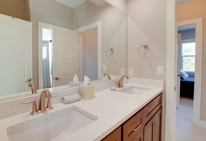 Modern Lago Vista Home W/ Pool & Lake Access!