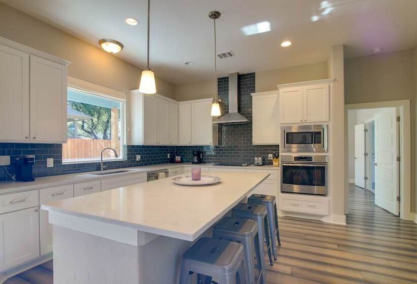 Modern Lago Vista Home W/ Pool & Lake Access!