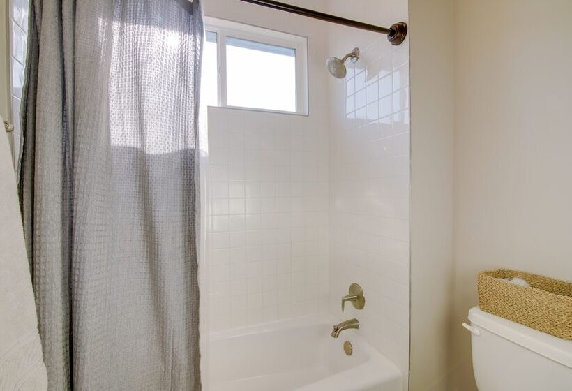 Modern Lago Vista Home W/ Pool & Lake Access!