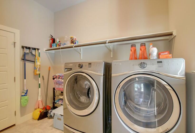 Modern Lago Vista Home W/ Pool & Lake Access!