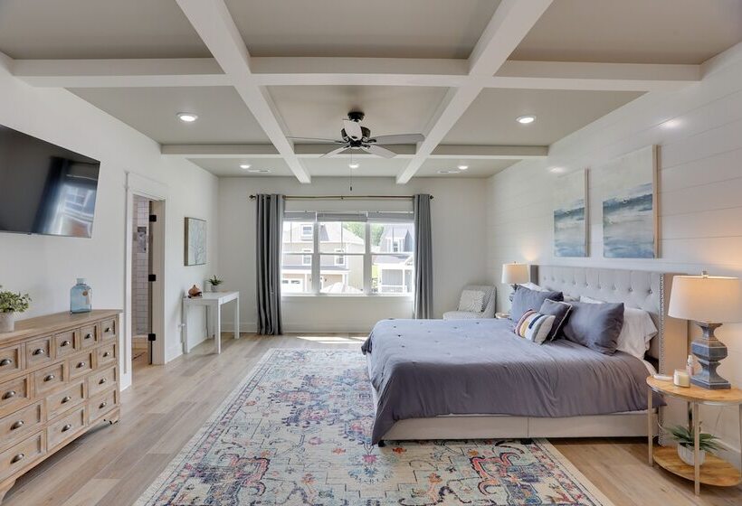 Modern Luxury Retreat: Walk To Tims Ford Lake!