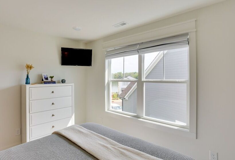 Modern Luxury Retreat: Walk To Tims Ford Lake!