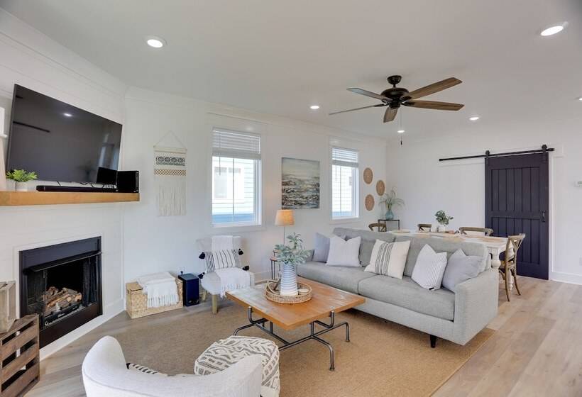 Modern Luxury Retreat: Walk To Tims Ford Lake!