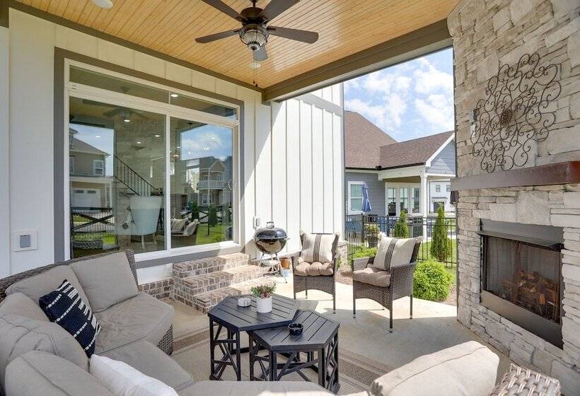 Modern Luxury Retreat: Walk To Tims Ford Lake!