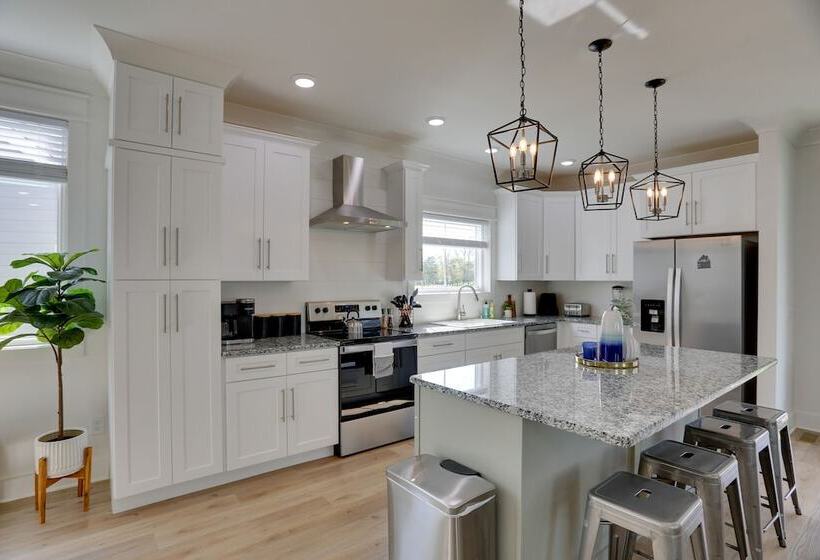 Modern Luxury Retreat: Walk To Tims Ford Lake!