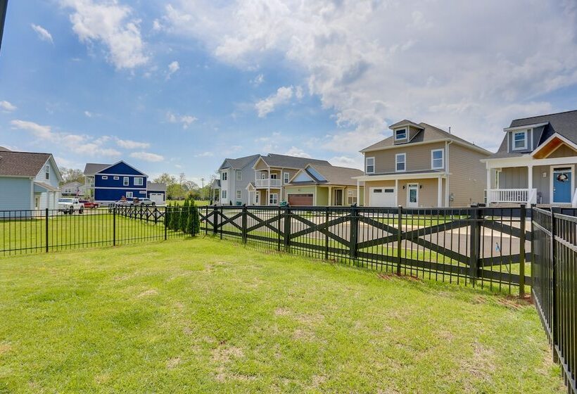 Modern Luxury Retreat: Walk To Tims Ford Lake!