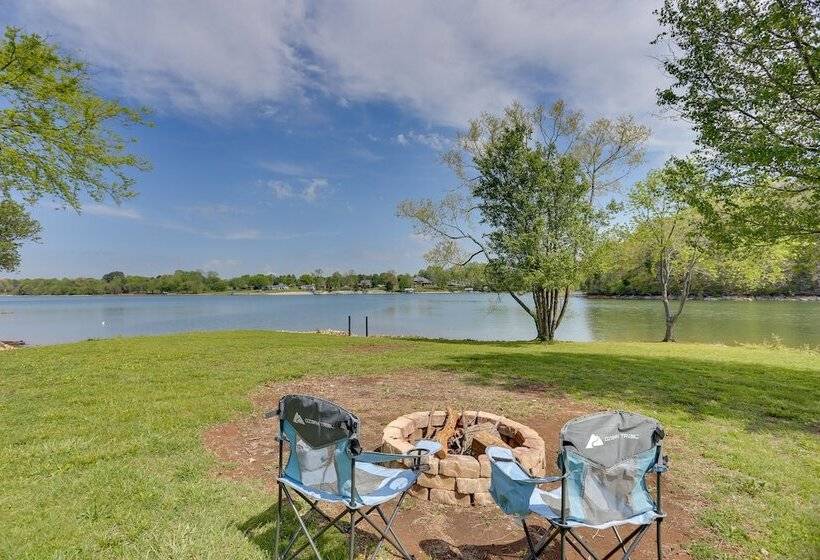 Modern Luxury Retreat: Walk To Tims Ford Lake!