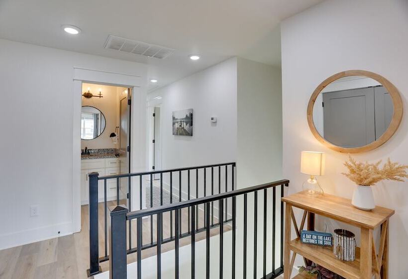 Modern Luxury Retreat: Walk To Tims Ford Lake!
