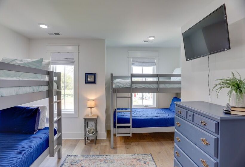 Modern Luxury Retreat: Walk To Tims Ford Lake!