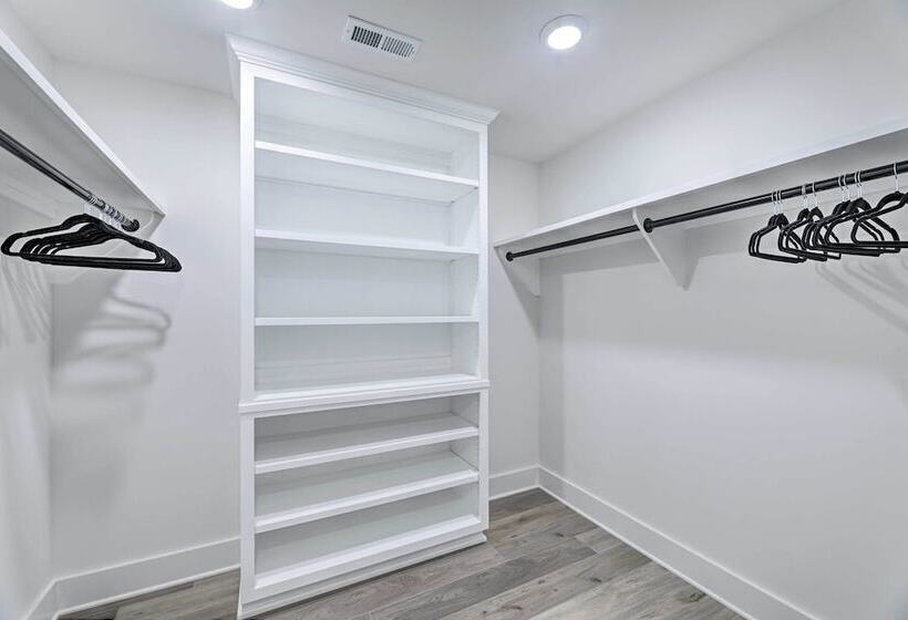 Modern Luxury Retreat: Walk To Tims Ford Lake!