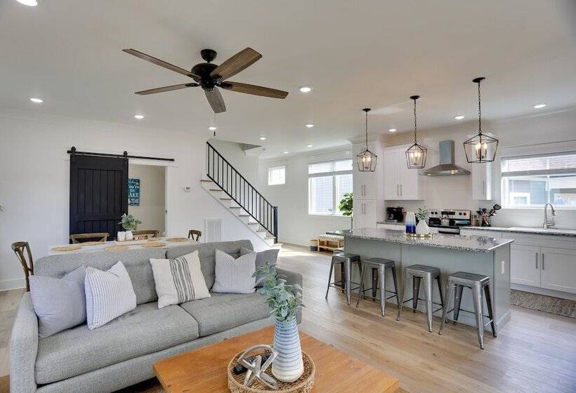 Modern Luxury Retreat: Walk To Tims Ford Lake!