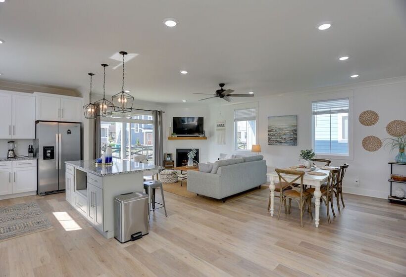 Modern Luxury Retreat: Walk To Tims Ford Lake!