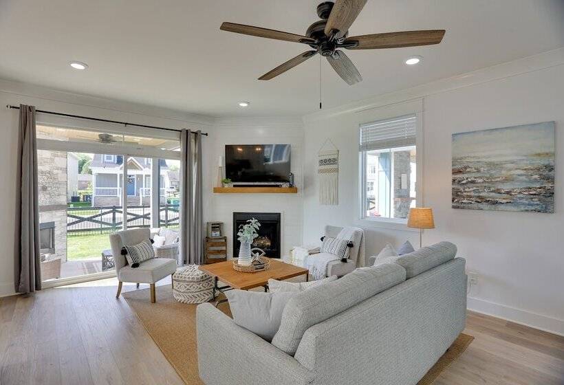 Modern Luxury Retreat: Walk To Tims Ford Lake!