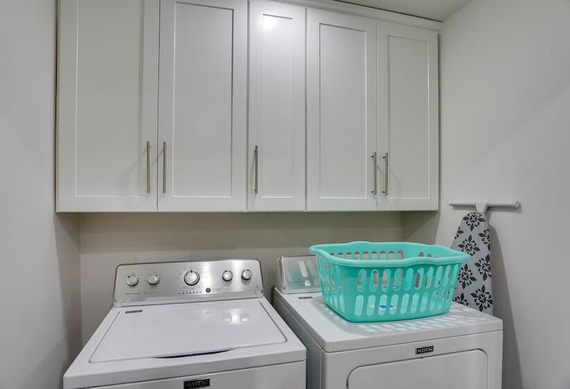 Modern Luxury Retreat: Walk To Tims Ford Lake!