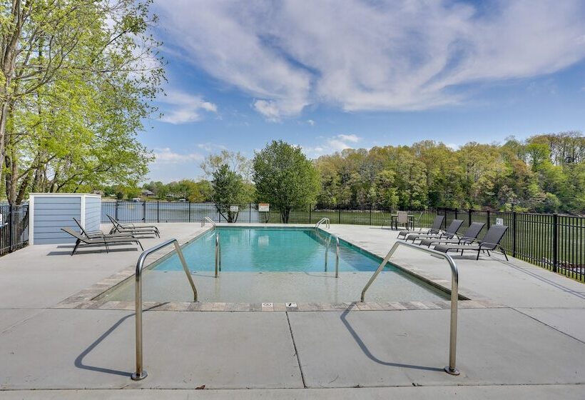 Modern Luxury Retreat: Walk To Tims Ford Lake!