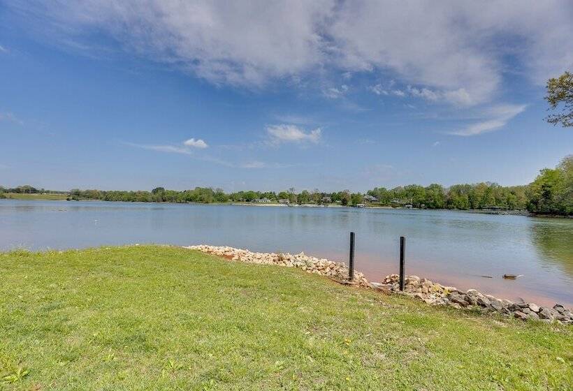 Modern Luxury Retreat: Walk To Tims Ford Lake!