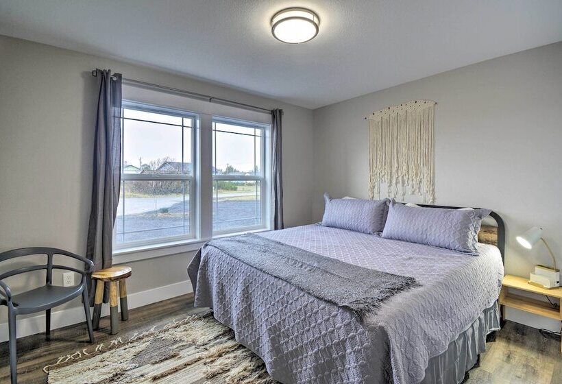 Modern Ocean Shores Home, 2 Mi To Beach!