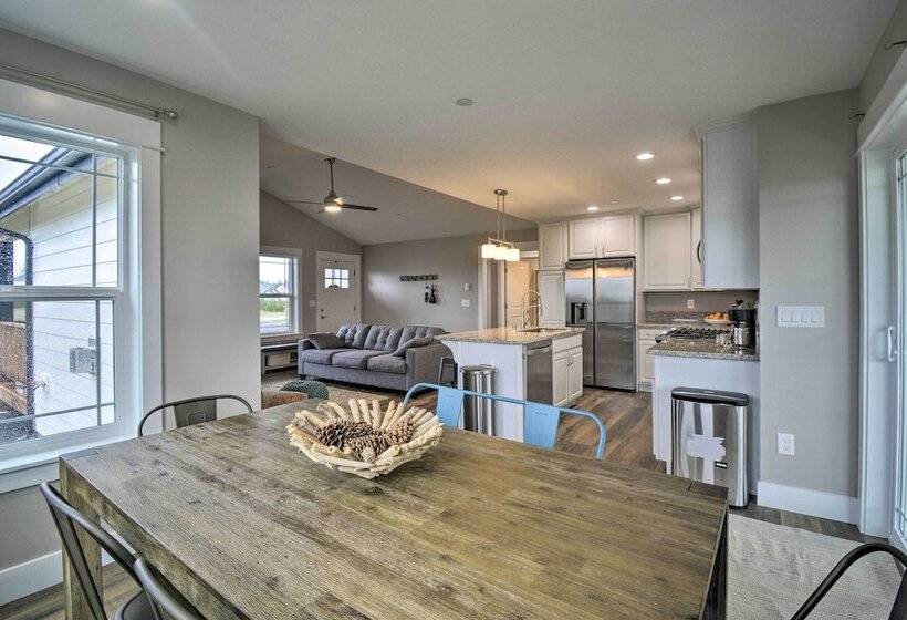 Modern Ocean Shores Home, 2 Mi To Beach!